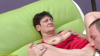 Korosodó érett nő és a zsenge csóka