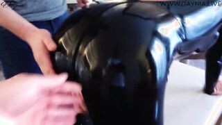 Latex ruhás anyukát fenékbe kefélnek