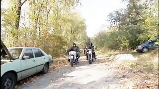 Világos Szőke ribancot dugnak meg a motoros pasik