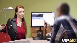 Csöcsös milf mami az interjún