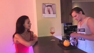 18 éves fiatal kupakolása a bárban