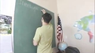Gigászi mellű tanárnők