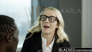 Karla Kush picsája befogadja a termetes farkat
