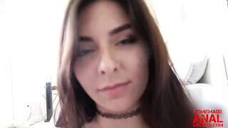 Keira Croft segge gondosan meghágva