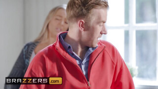 Brazzers - Petite Princess Eve és gigászi kukac
