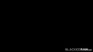 BlackedRaw - Oxana Chic tinédzser csajszika rábukik a faszra