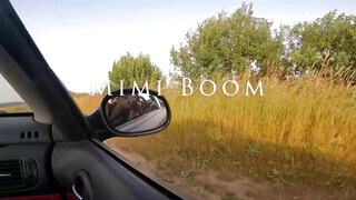 Gyönyörű zsenge barinő a kocsiban cumizik