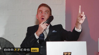 Brazzers - Lucia Love óriási kukit kap az irodában