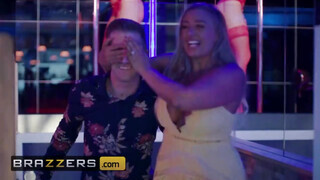 Brazzers - Blanche Bradburry kedveli a gigantikus farkat