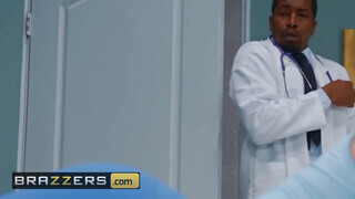 Brazzers - Nina Dee ánuszát a doktor reszeli