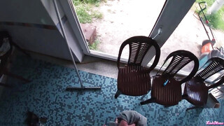 Tetkós orosz fiatal maca a medencénél szexel