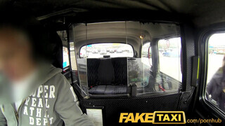 FakeTaxi - cuki csajszika gigantikus seggel megfizet
