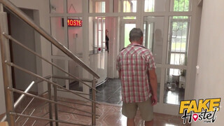 Fake Hostel - Tini turista pipi punciba reszelve