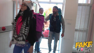 Fake Hostel - Latin Amerikai csajszi a hapsija előtt kamatyol