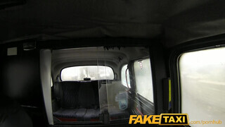 FakeTaxi - tetkós csaj megbaszva a hátsó ülésen
