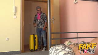 Fake Hostel szűk pinájú olasz csajszi és dupla hímtag