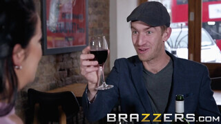 Brazzers - Anissa Jolie élvezi a termetes bájdorongot