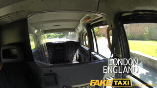 FakeTaxi amerikai félvér szuka közösülni akar