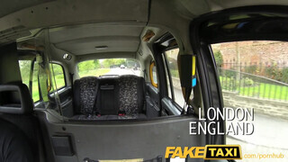 FakeTaxi pornósnak készülő cunci megmutatja mit tud