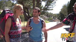 Dupla manus dugja a turista spinét - Fake Hostel
