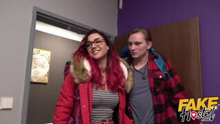 Zsenge lány kikezd a szobatársával - Fake Hostel