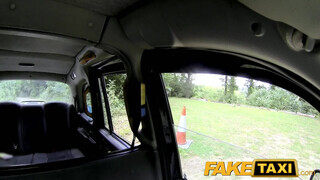 FakeTaxi még a sofőr ánuszát is kinyalja a szuka