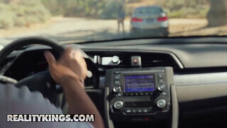 Reality Kings - Aria Lee rámászik a bmw-s fickó faszára