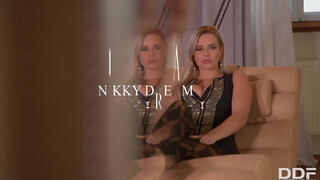 Nikky Dream szenvedélyes ruhában maszturbál