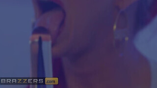 Brazzers - Phoenix Marie hatalmas ánusza megdolgozva