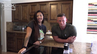 Hot guys fuck - pufóka faszi legyalázza a pici thai pipit