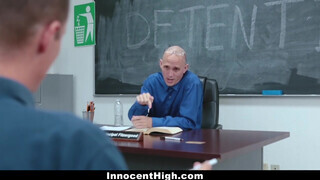 InnocentHigh - Izzy Bell a tanár előtt kufircol