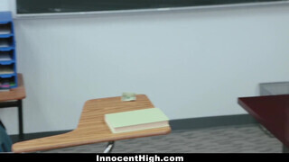 InnocentHigh - Izzy Bell a tanár előtt kufircol