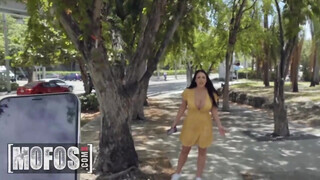 Mofos - Angela White élvezi ha keményen kefélik