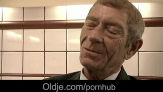 Magyar pornós szuka kúrel vén pacákkal - Oldje