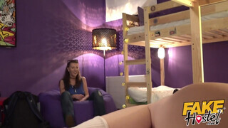 Három leszbi szuka kényezteti egymást - Fake Hostel