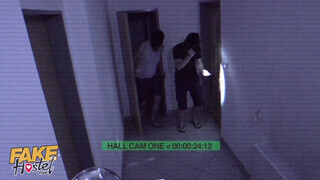 Fiatal macát kúrnak a rabló srácok - Fake Hostel