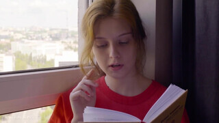 ULTRAFILMS - csábító fiatal bige begerjed egy könyvre