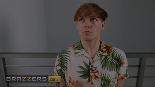 Brazzers - Skylar Snow a irodában kupakol