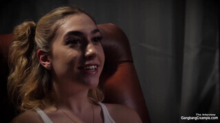 Csoportos Szex creampie - világos szőke szuka alig kap levegőt a faszoktól