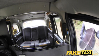 Tetkós ribancok hátsó bejáratba tolva - Fake Taxi