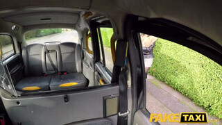 Csöcsös tinédzser csajszi segget nyal - Fake Taxi