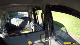 Fake Taxi - Myla Elyse bekapja a hímvesszőt