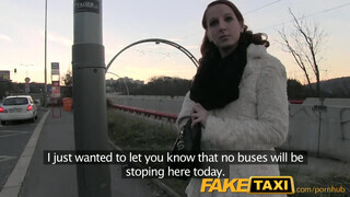 FakeTaxi - Tinédzser ápoló pipi reszel a taxiban