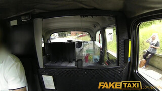 Faketaxi - szőrös pinájú milf gádzsi kamatyol egyet