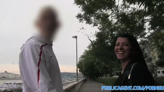 PublicAgent - Vivien Bell a csinos cigó pipi