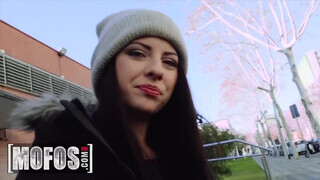 MOFOS – Rebecca Volpetti gigantikus farokkal megkúrelva