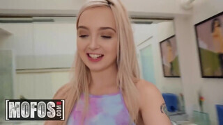 MOFOS - Lexi Lore gondosan segg lyukba dugva