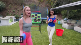 MOFOS - Daisy Stone és Scarlett Bloom édeshármasban basznak