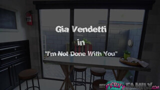 Gia Vendetti a kívánatos hosszú combú latin