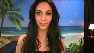 Mia Sanchez feldug egy gigászi dongot